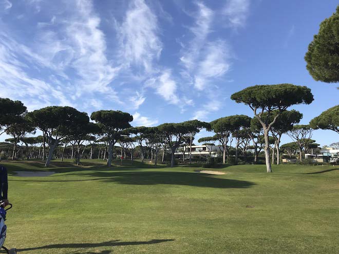 Die Villen lenken ein wenig beim Golfspiel ab