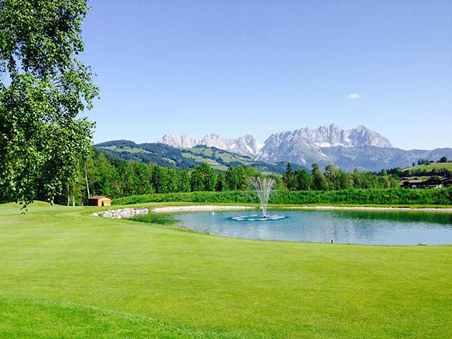 Wenn das Wetter passt, hat man vom Golfclub Schwarzsee eine wunderbaren Blick auf den Wilden Kaiser. Fotocredit: Helen Siegel