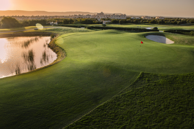 Im Hintergund des 'San Domenicos Golfplatz' sieht man das Dorf 'Borgo Egnazia. Fotocredit: Jacob Sjöman Photography. www.sjomanart.com