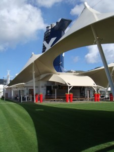 Luxusliner Celebrity Solstice mit echtem Rasen auf dem obersten Deck