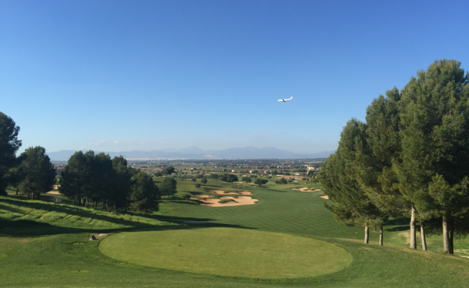 Son Gual stammt aus der Feder vom deutschen Golfplatz-Architekten Thomas Himmel. Mit 100 € unter der Woche gehört er zu den teuersten Greenfees Mallorca