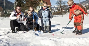 Früh übt sich, wer ein Meistergolfer werden will: Winter-Mini-Golf für Kinder