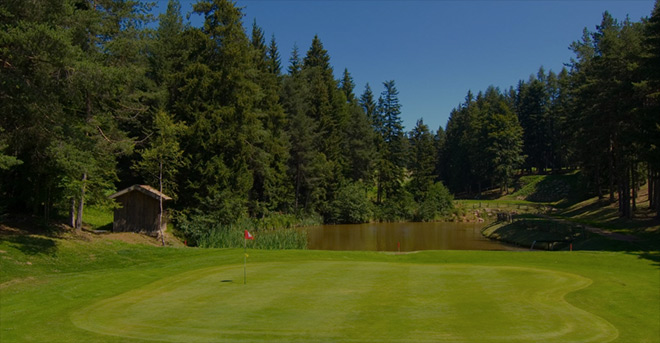 Das Grün von Loch Nr. 17, GC Petersberg. Ob Männer- oder Frauen-Abschlag - es geht immer über den alten Mühlenteich des Par3.