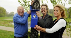 Golfer zeigen ein Herz für Wildtiere: Uwe Seeler hat 1. Spatzen-Hochhaus aufgehängt