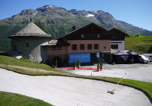 Bei den Golf-Löchern 2 und 3 des Kulm Golfplatzes spielt man galant am weltberühmten Dracula-Club vorbei, welcher von Gunter Sachs im Jahre 1973 gründete