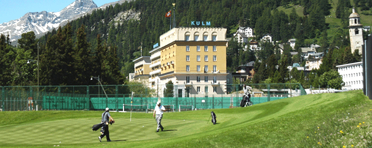 Das Kulm Hotel thront mitten in St. Moritz und liegt nicht weit vom Bahnhof, wo der Glacier Express ein- und abfährt.