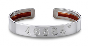 Geschenk für Golfer: Ein Armreif, welcher den ph-Wert der Körpers checkt