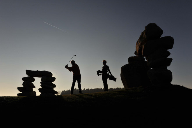 Besser Golfen mit Yin und Yang: Auf Deutschlands erstem Feng-Shui-Golfplatz im niederbayerischen Bromberg bei Passau ist alles nach der uralten asiatischen Harmonielehre ausgerichtet. Auch Steintore sollen den Golfern positive Energie für den perfekten Abschlag geben auf dem Feng Shui GolfplatzFoto: obx-news