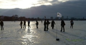 Golf auf der zugefrorenen Alster: 2. Alster Ice Golf Masters 2012