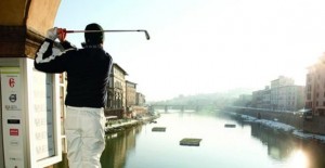 Golf City Florenz: Abschlag auf der Ponte Vecchio Brücke