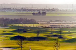 Blick über die Driving Range auf den Pitch-Parcours und die Bahn 8