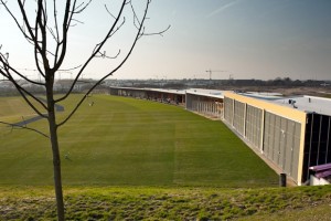 Blick vom Abschlag der Bahn 1 auf das Kölner Golfsportzentrum