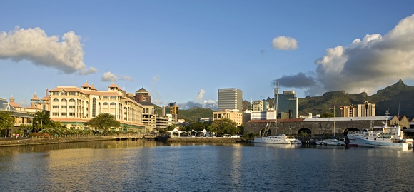 Skyline des inzwischen modernen Ortes Grand Baie im Norden - Photocredit: MTPA