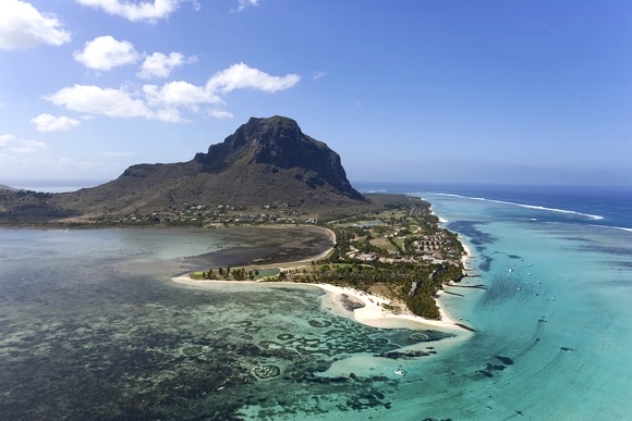 Luftansicht des Golfplatzes auf einer Halbinsel mit dem Berg Le Morne Brabant im Hintergrund - Photocredit: MTPA