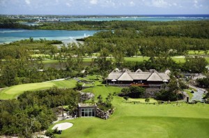 Luftaufnahme der Île aux Cerfs mit landestypischem Clubhaus und tropischem Flair auf dem Golfplatz - Photocredit: Sun Resorts