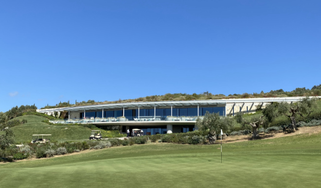 Das Clubhouse mit ProShop, Restaurant und Caddyhalle wurde direkt in die Hügel gebaut. Hier der Blick von Grün 18 auf das Designgebäude. Fotocredit: ExklusivGolfen