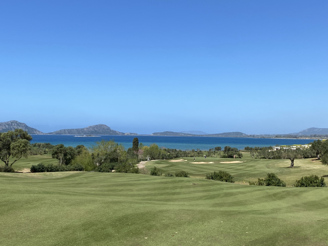 Blick auf die Bucht und rechts sieht man bereits den neuen Hotelkomplex, wo das erste Mandarin Oriental in Griechenland entsteht. Opening noch für dieses Jahr erwartet! Fotocredit: ExklusivGolfen