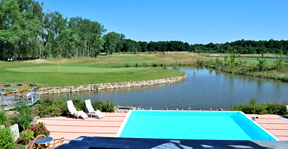 Stil in Adendorf: Das sechste Grün ist vom Außenpool des Castanea Resorts direkt im Blick - Photocredit: Th. Klages