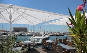So lässt es sich aushalten - hier das Deck des Restaurants Fragata direkt an der Marina