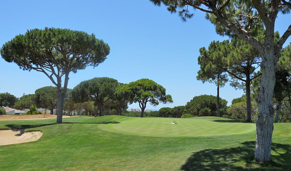 Blick über das 14. Grün des Platzes Pinhal mit dem Ort Vilamoura im Hintergrund