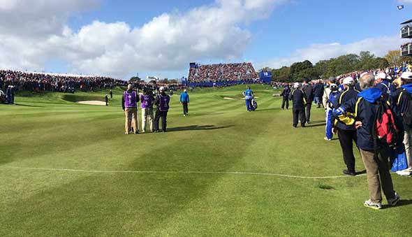 über 55.000 Zuschauer im schottischen Gleneagles. hier Phil MIckelson, Rory McIlroy auf Bahn 18.