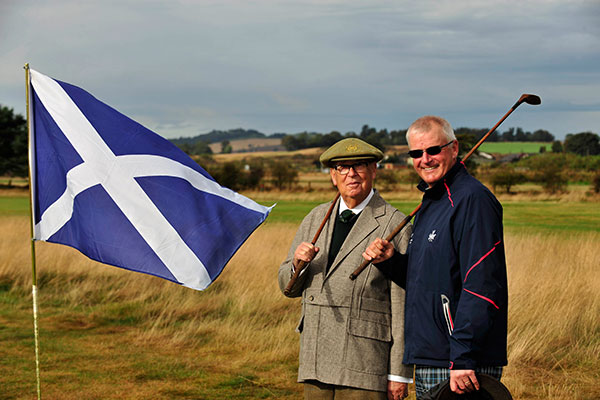 Sandy-Lyle-World-Hickory-Open-2014-Lionel-D-Freedman-Chairman-World-Hickory-Open-Ltd-Siegerehrung-Panmure-Golfclub-Fotocredit-carnoustiecountry