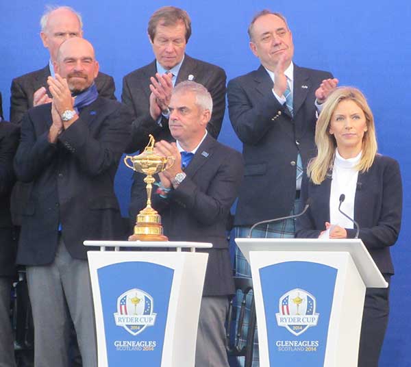 Ryder Cup Kapitän Paul McGinley bei der Siegerehrung