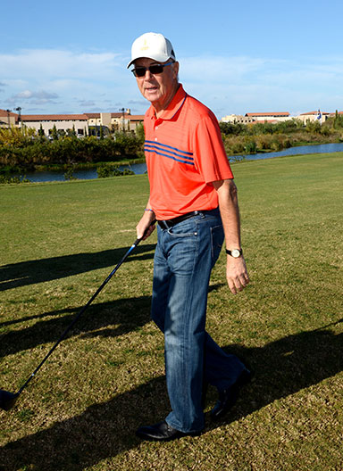 Franz-Beckenbauer-auf-Golfplatz-mit-Jeans-Fotocredit-SchneiderPress-Wolfgang-Breiteneicher