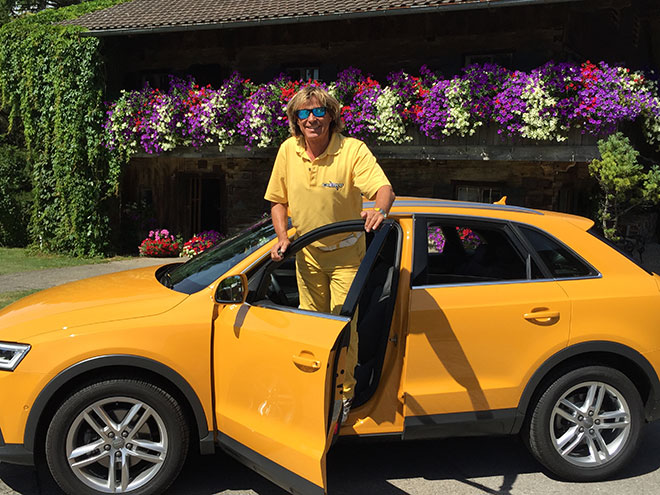 Hansi Hinterseer frohgelaunt nach der Golfrunde im Golfclub Strasslach 