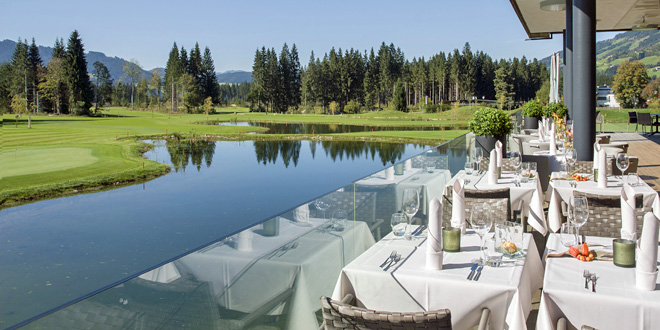 Blick von der Terrasse des Clubhausrestaurants des GC Westendorf auf Grün 9 und 18