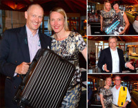 links Prinz Wolfgang von Bayern zum sechsten mal beim Turnier mit dabei, gewinnt erstmalig in seiner Handicap Klasse und strahlt mit seinem Gewinn. Rechts GF Porsche München Francko Dorrow bei seiner Ansprache über aktuelle Entwicklungen im Hause Porsche.