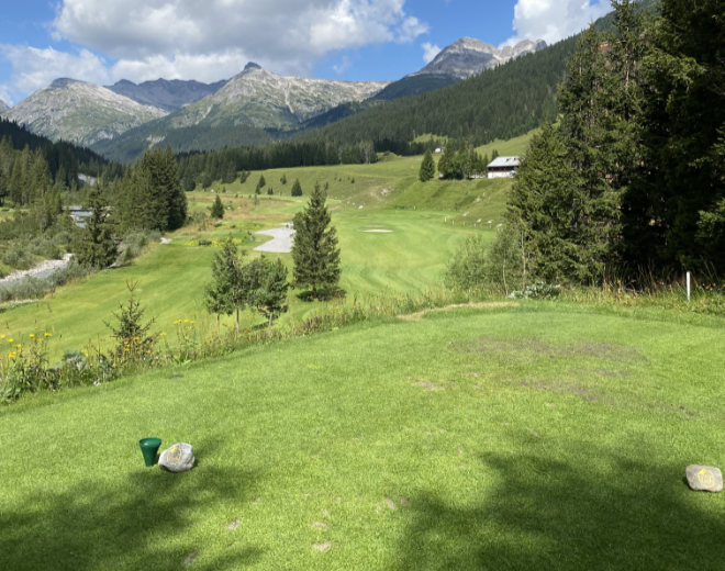 Herrenabschlag Tee 1 auf einer Anhöhe. Der Damenabschlag ist auf Fairwayhöhe.