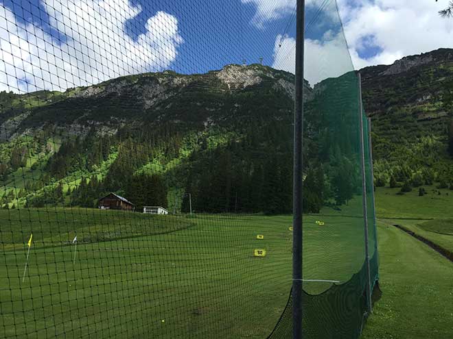 Die Driving-Range ist in Lech direkt im Ortskern. Für Golfurlaub perfekt, hat man keine großen Anfahrtswege.