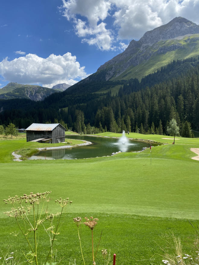 9 Loch-Golfplatz Lech/Zürs am Arlberg bietet Anfängerkurse im Sommer an.