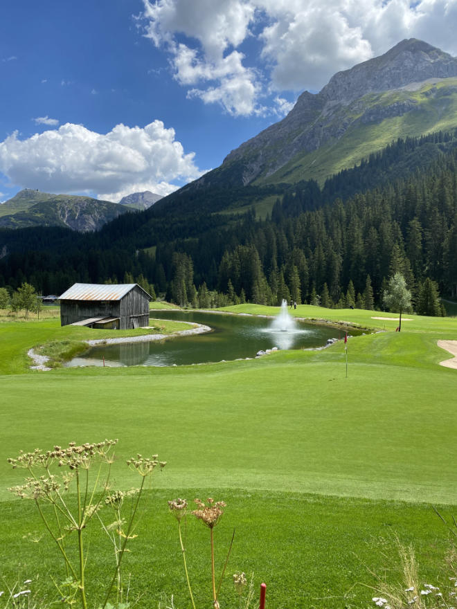 Blick auf das Grün von Loch 9. Hier spielt man direkt übers Wasser. Die letzten drei Löcher sind Par3-Löcher und man hat durchaus die Chance - egal welches Handicap - ein Par zu spielen. Fotocredit: Yvonne Wirsing