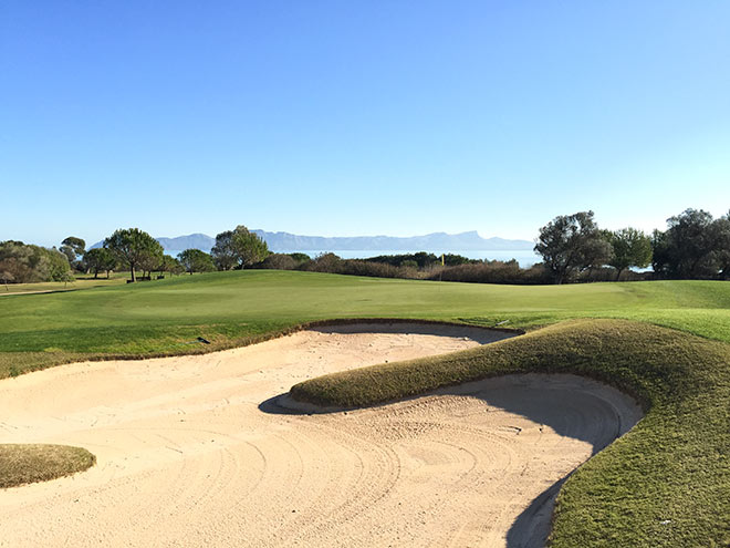 Alcanada Mallorca: Die direkt am Meer gelegene 18-Loch-Anlage des Club de Golf Alcanada bietet ein nahezu ideales mit Oliven, Pinien und Eichen bewachsenes Gelände. Dazu der Blick auf die wunderschöne Insel Alcanada mit ihrem Leuchtturm und den dahinter liegenden Bergen. Für die Erstellung des Platzes zeichnen die Golfarchitekten Robert Trent Jones Jr. verantwortlich. Ein Platz, den man auf der Insel unbedingt gespielt haben sollte.