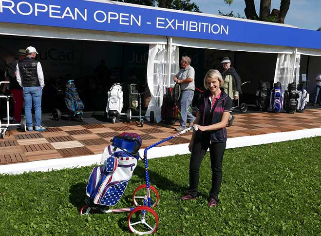 Im Bild ein JuCad-Caddy im US-Design - als Hommage an den Ryder-Cup…