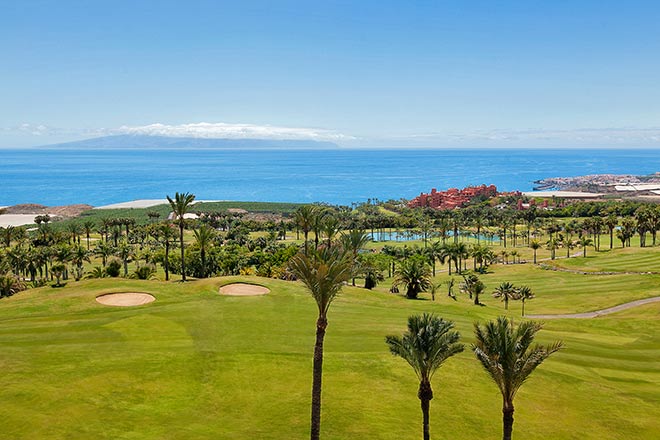 Golfimmobilien in Krisenzeiten: Das Abama Resort auf Teneriffa ist innerhalb der EU, aber am Rand des Kontinents auf einer Insel im Atlantischen Ozean gelegen, bisher von Corona nicht übermäßig betroffen, mit guter medizinischer Versorgung und einer schnellen Verbindung per Flugzeug aufs europäische Festland.