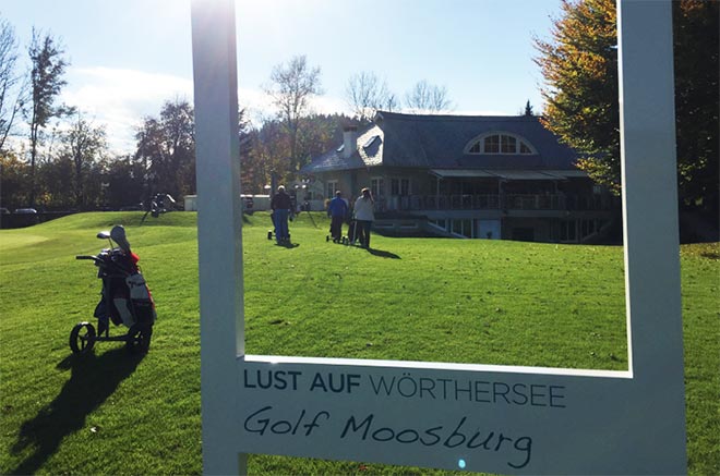 Ein großer Bilderrahmen für Erinnerungsfotos steht auf dem Weg zwischen Grün 18 und dem Clubhaus. Nicht nur deswegen bleibt Golf Moosburg jedem Golfer in Erinnerung! 