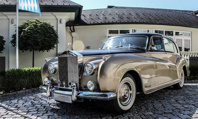 Die Münchner Schörghuber Hotel-Gruppe besitzt die größte Classic Cars Sammlung Deutschlands. Auch in Schloss Fuschl stehen die Oldtimer. Fotocredit: Hotel Schloß Pichlarn