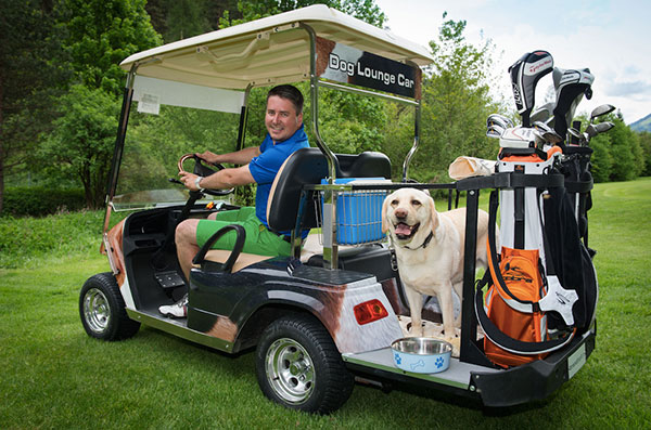 Im Golfclub GC Gut Brandlhof gibt es extra Golfcarts für Herrchen und Hund! Perfekt für Hunde auf dem Golfplatz! Fotocredit: Hotel Gut Brandlhof