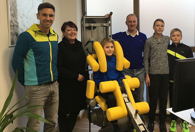 Überwachen das Golftraining im Winter (v.l.n.r.): Manfred Günther, Michaela Sindlhauser, Valentino Zwanziger, Ralf Schwarz, Justin und Kilian Deibler.