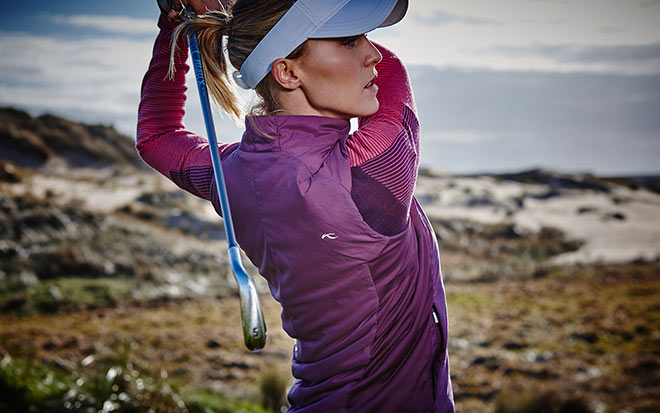 Kjus Golf Pullover aus wärmender Merinowolle - darüber eine Weste mit 3D-Stretch von KJUS gibt beste Bewegungsfreiheit fürs Golfspiel. Fotocredit: KJUS