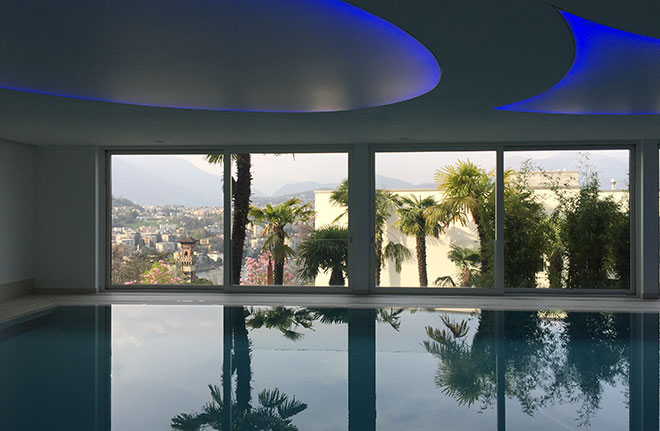 Ein 18-Meter-Indoor-Pool gibt ebenfalls den Blick auf Lugano frei.