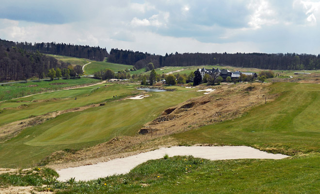 Terrassenförmiges Layout mit Blick über die letzten Spielbahnen zum Hofgut Georgenthal