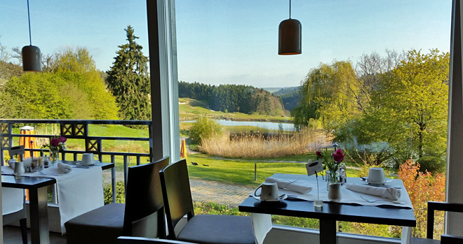 Der schöne Ausblick vom Frühstückstisch weckt Lebensgeister