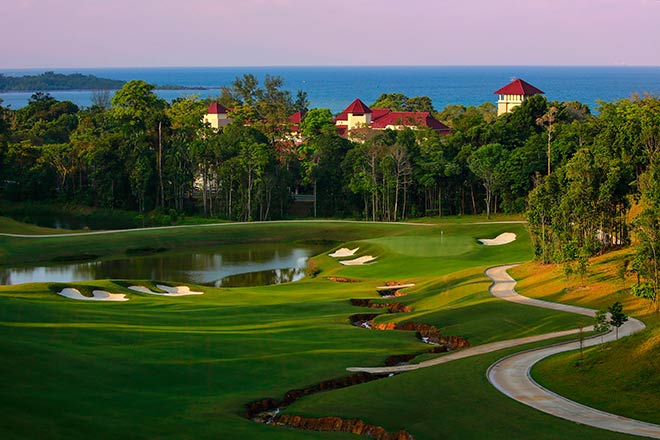 Malaysia Golf Course von Ernie Els: Loch 11 mit spektakulären Ausblick. Fotocredit: Kevin Murray