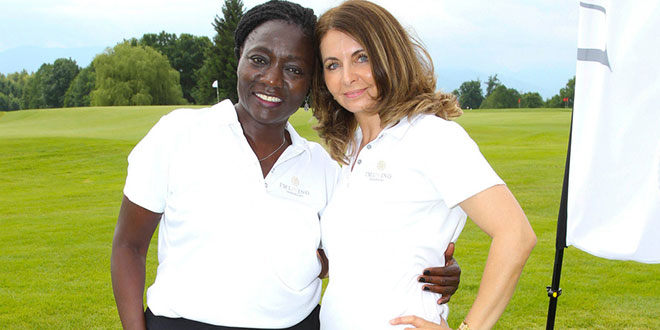 Dr. Auma Obama mit der Münchner Immobilien-Lady Juliana Gröger auf dem Grün in Beuerberg.