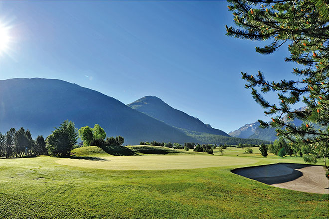 Auf 1.700 Metern ist einer der ältesten Golfplätze der Schweiz trotzdem ganz flach. Foto: Cyrus Saedi