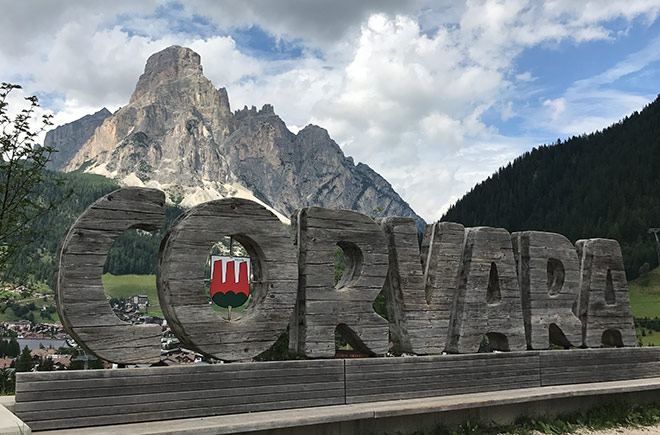 Blick auf den 2.665 Meter hohen Berg Sassongher. Im 'C' von Corvara schaut man auf das Hotel 'Sassongher'.